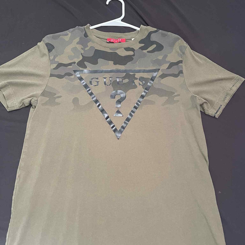 GUESS Men's Camo Tee - Olive and Gray